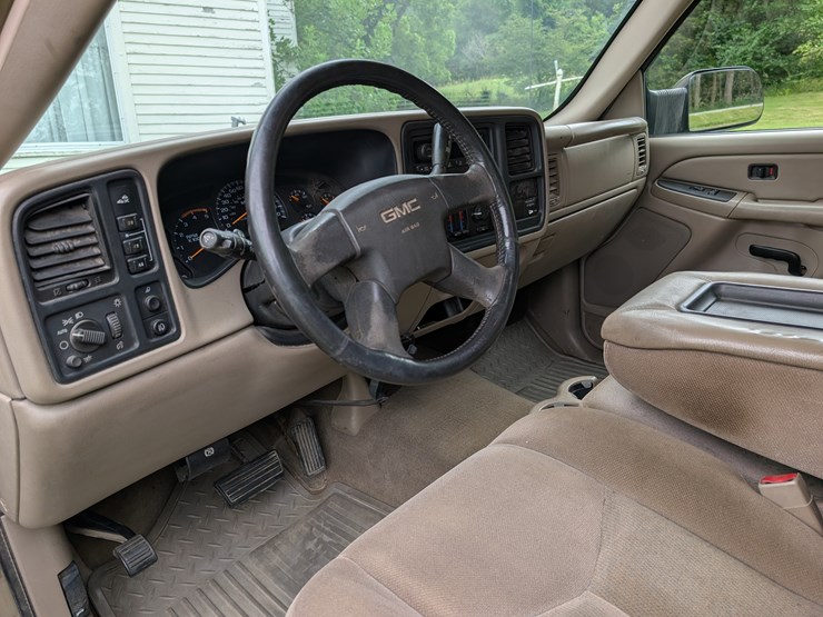 2004-gmc-3500-image-103