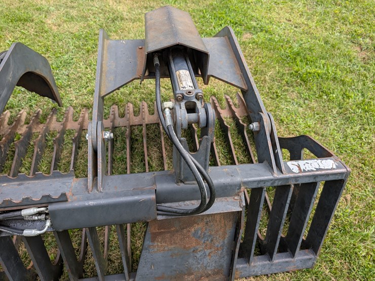 stout-72”-skid-steer-mount-grapple-image-17