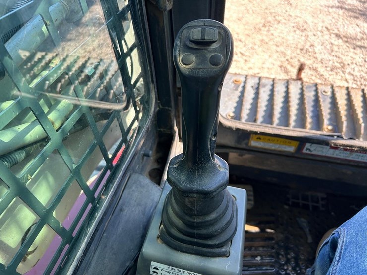 2011-takeuchi-tl250-image-25