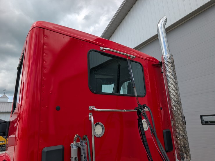 2018-peterbilt-day-cab-semi-image-21