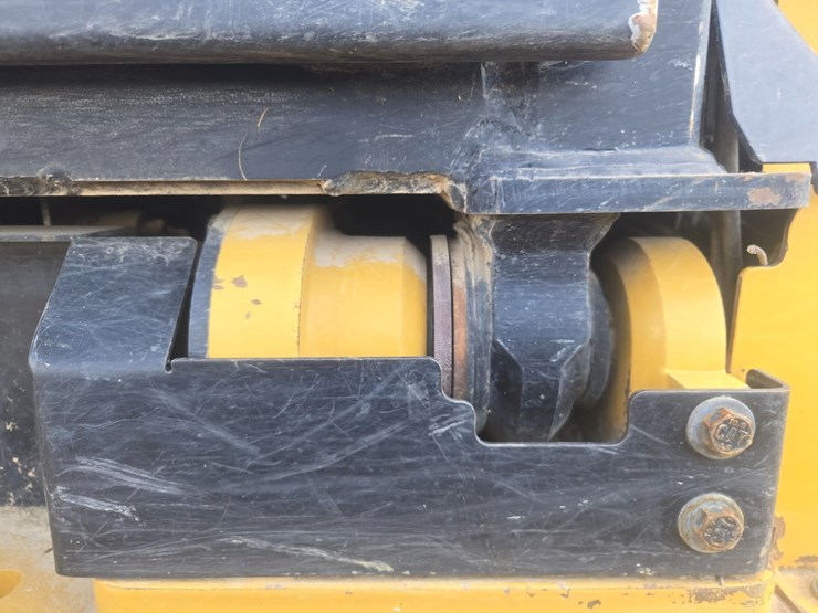 2015-caterpillar-525d-image-79