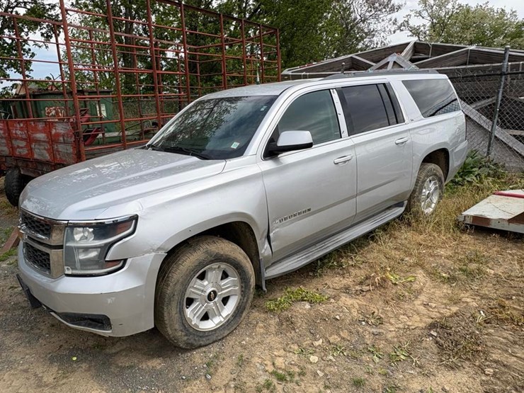 2015-chevrolet-suburban-image-2