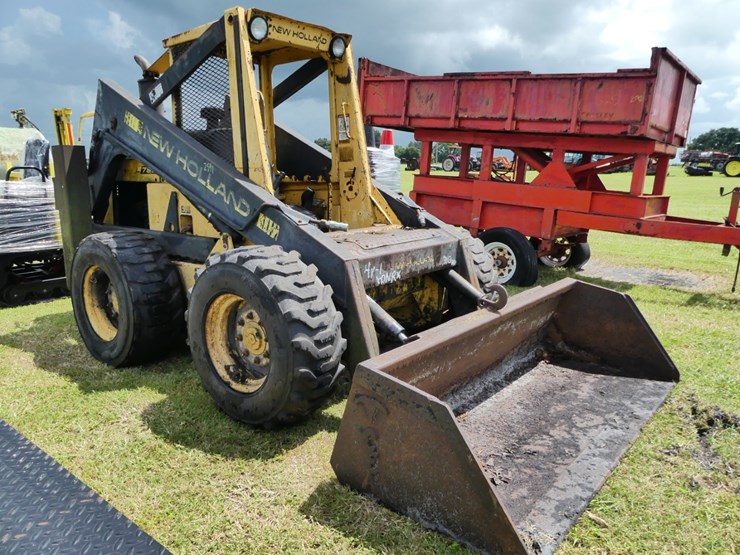 new-holland-l785-image-2