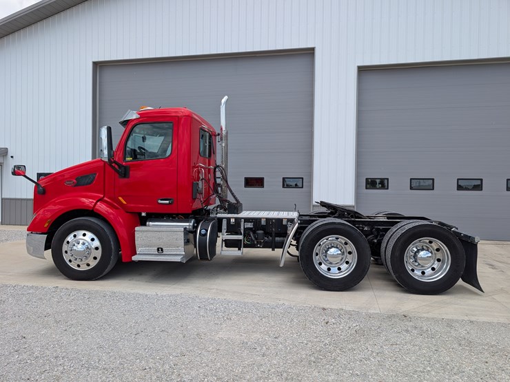 2018-peterbilt-day-cab-semi-image-2