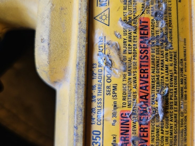 dewalt-dcs350-cordless-threaded-rod-cutter-image-3
