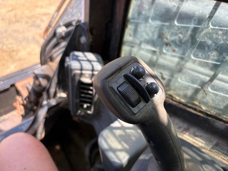 2018-deere-320g-image-12