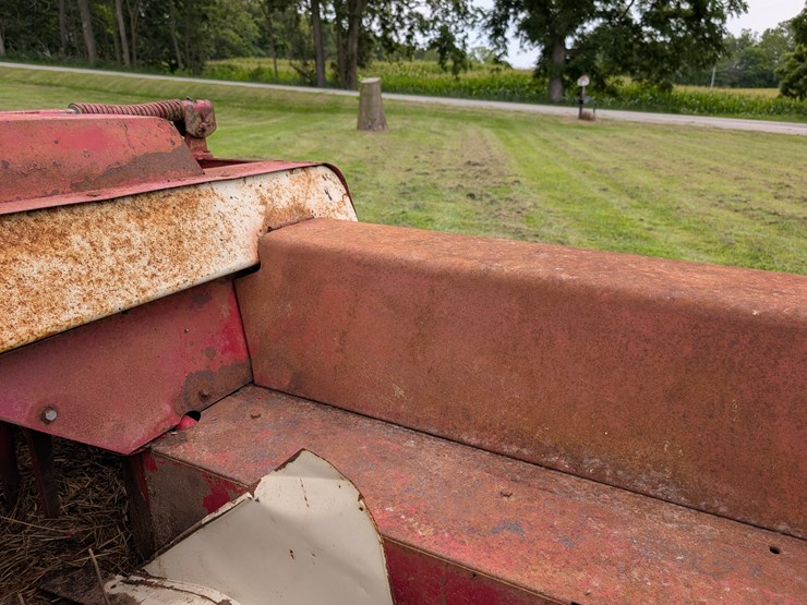 ih-440-square-baler-image-42
