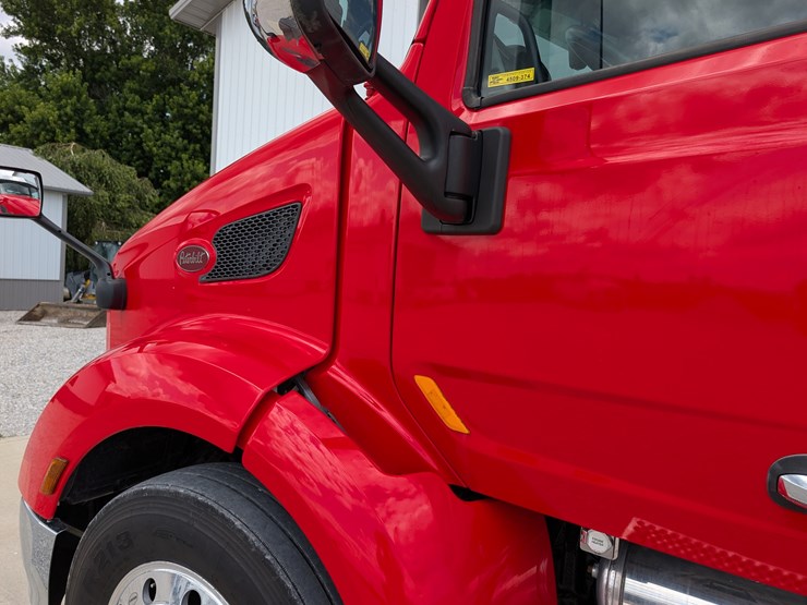 2018-peterbilt-day-cab-semi-image-14