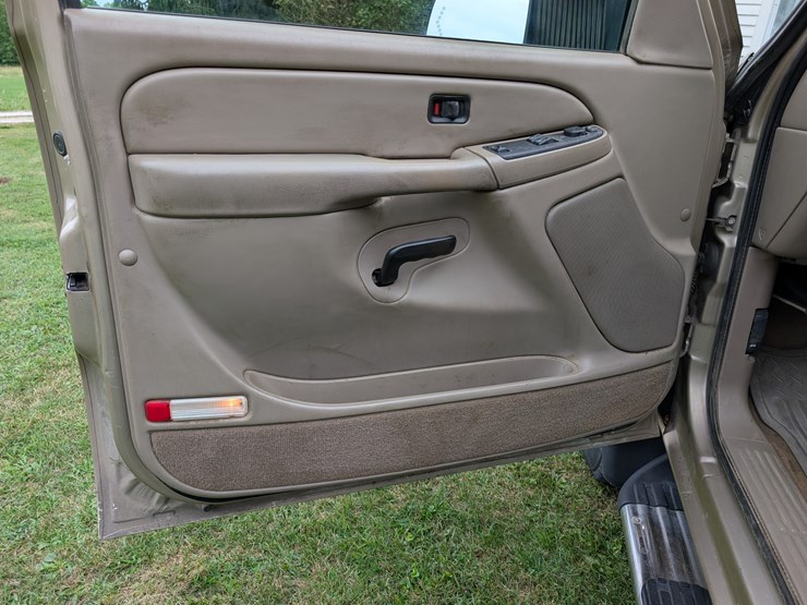 2004-gmc-3500-image-105