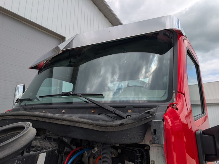 2018-peterbilt-day-cab-semi-image-72