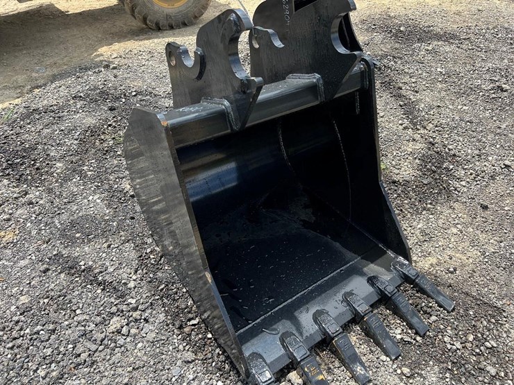 30”-quick-attach-excavator-bucket-for-kx80-image-2
