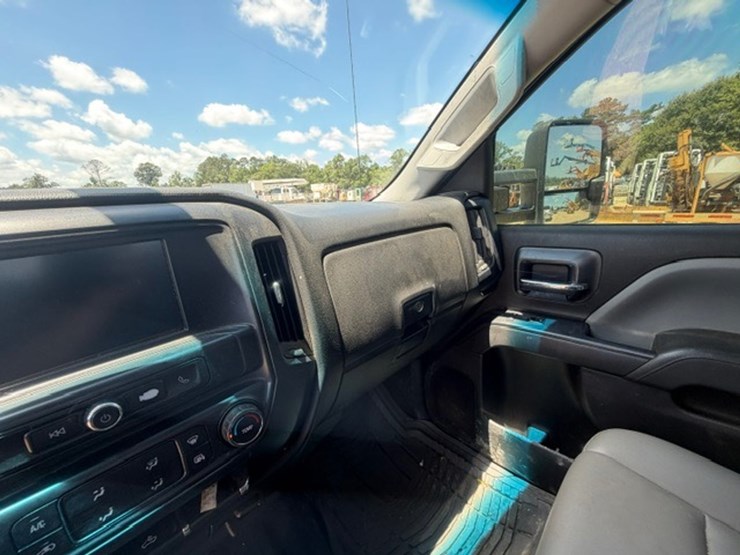 2017-chevrolet-2500-image-43