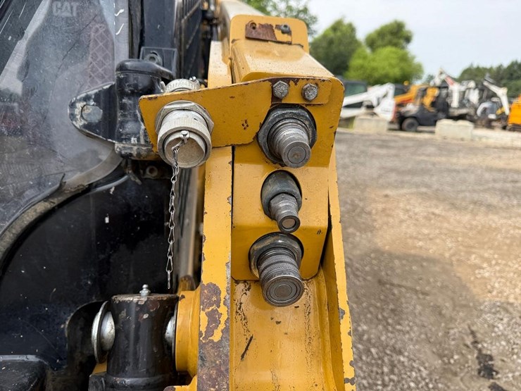2023-caterpillar-226d-image-11