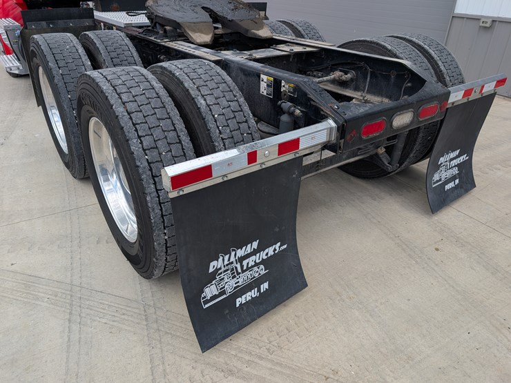 2018-peterbilt-day-cab-semi-image-37