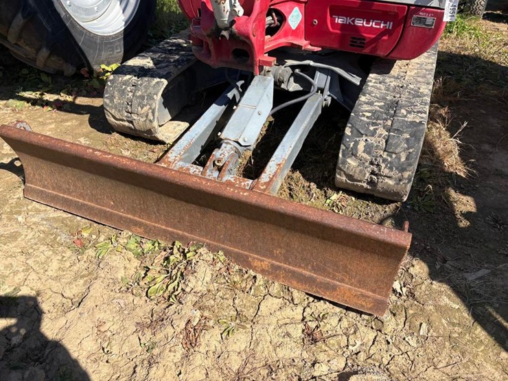 2017-takeuchi-tb240-image-4