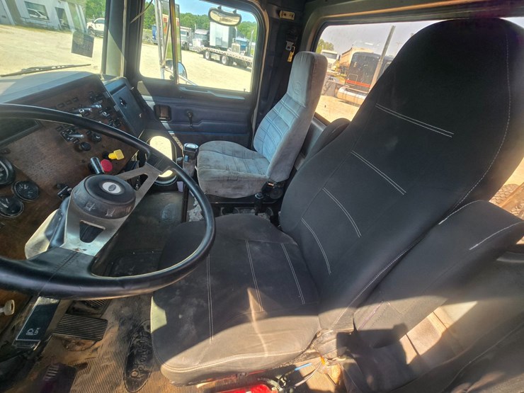 1999-peterbilt-385-image-51