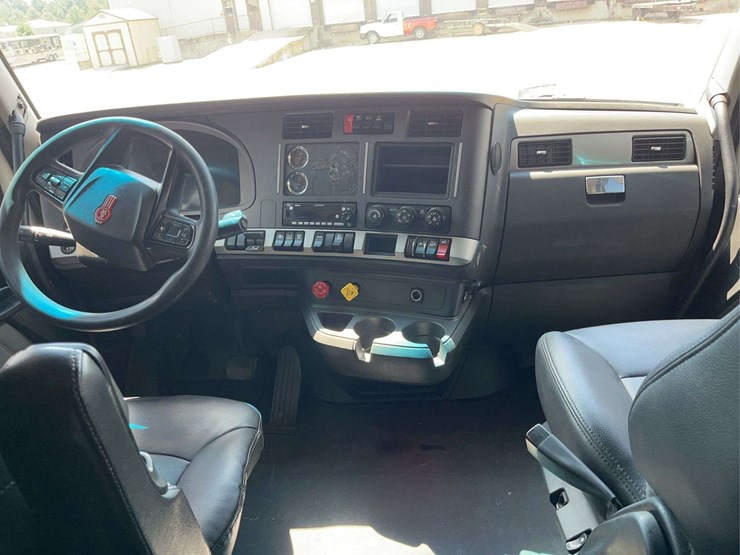 2022-kenworth-t680-image-34