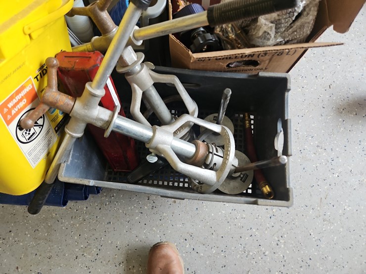 quantity-of-assorted-tools-and-supplies-image-4