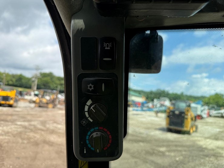 2023-jcb-215t-image-25