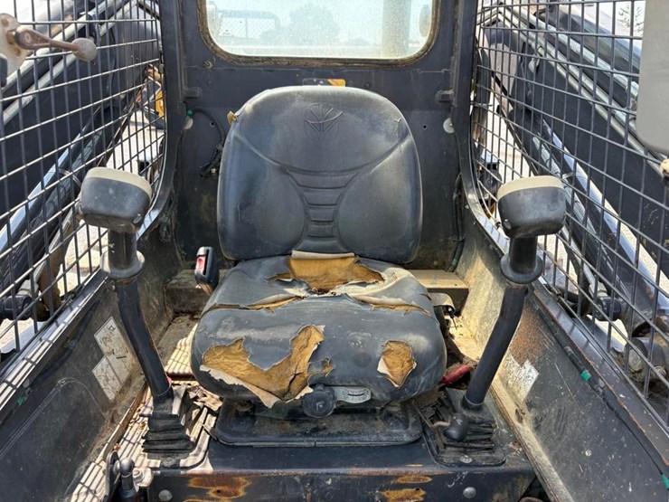 new-holland-l230-image-6