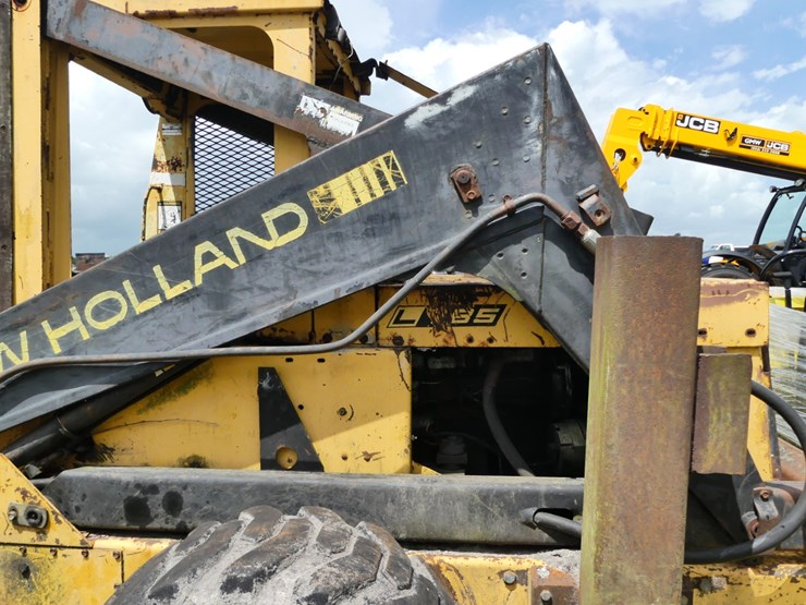 new-holland-l785-image-8