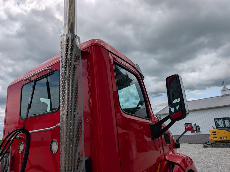 2018-peterbilt-day-cab-semi-image-56