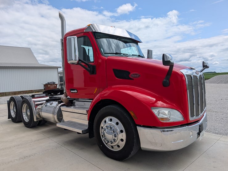 2018-peterbilt-day-cab-semi-image-6