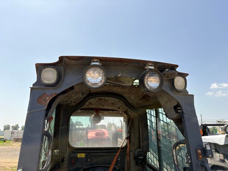 2018-deere-320g-image-8