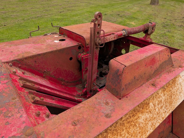 ih-440-square-baler-image-43
