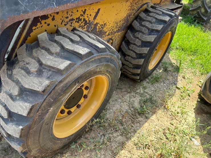 2018-deere-320g-image-11