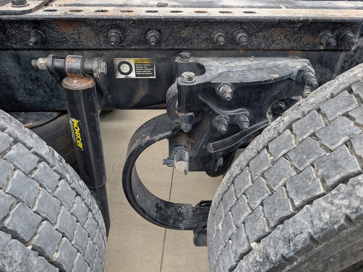 2018-peterbilt-day-cab-semi-image-30