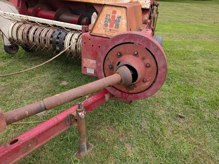 ih-440-square-baler-image-13