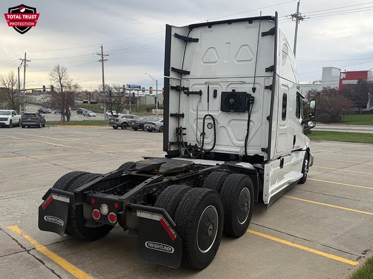 2023-freightliner-cascadia-126-image-4