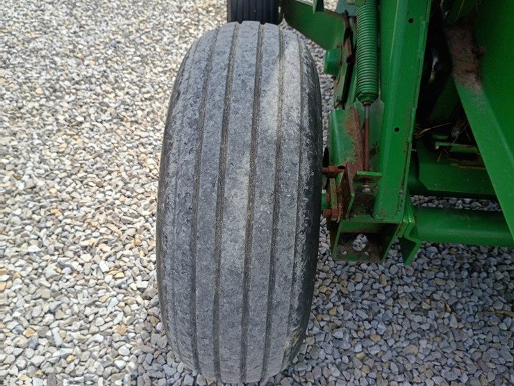 john-deere-335-image-34