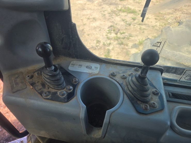 2015-caterpillar-525d-image-32
