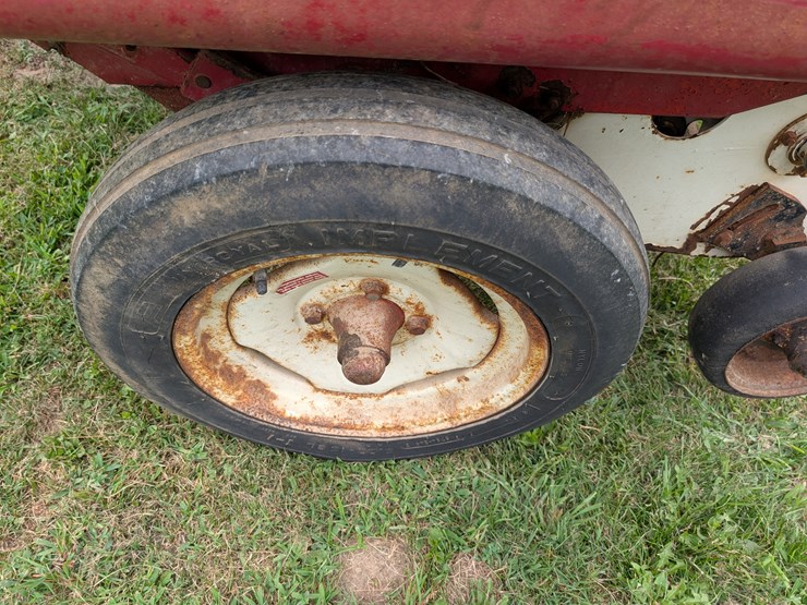 ih-440-square-baler-image-33