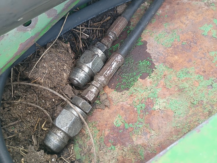 john-deere-335-image-11