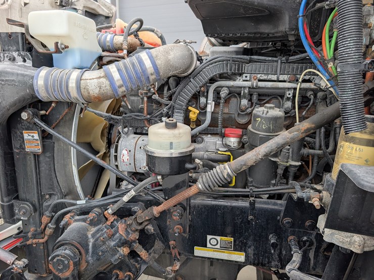 2018-peterbilt-day-cab-semi-image-71