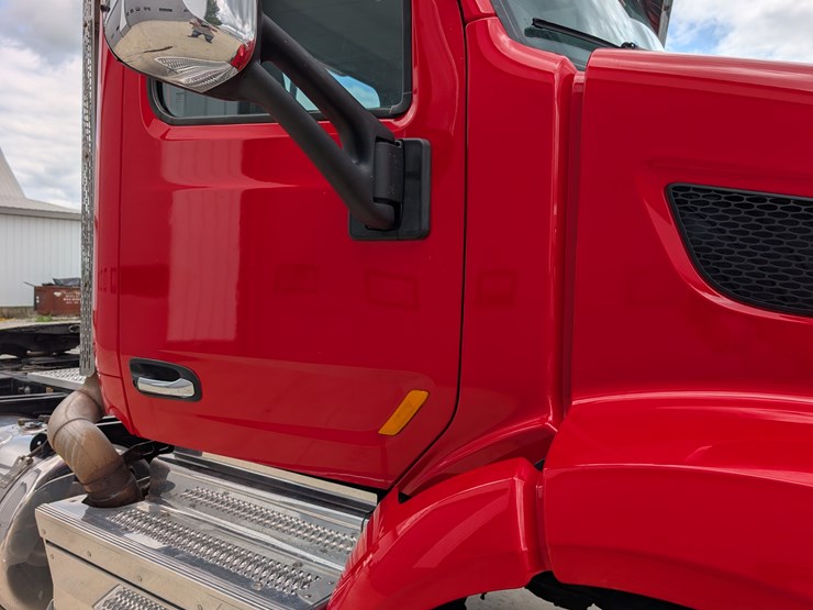 2018-peterbilt-day-cab-semi-image-60