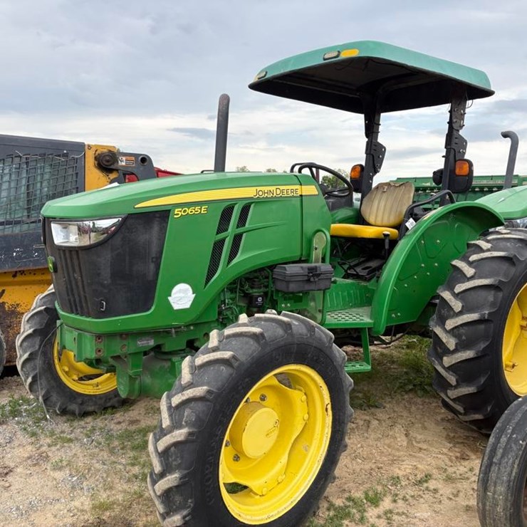 JOHN DEERE 5065E