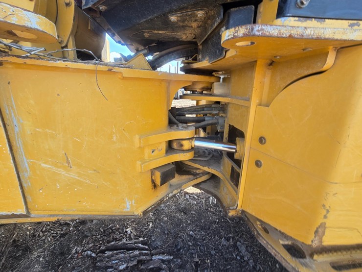 2015-caterpillar-525d-image-44