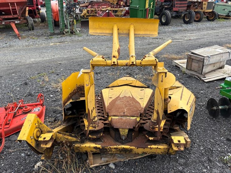 new-holland-824-image-4