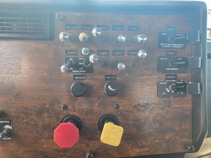 1999-peterbilt-385-image-58