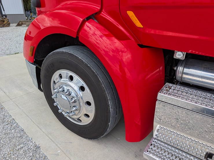 2018-peterbilt-day-cab-semi-image-13