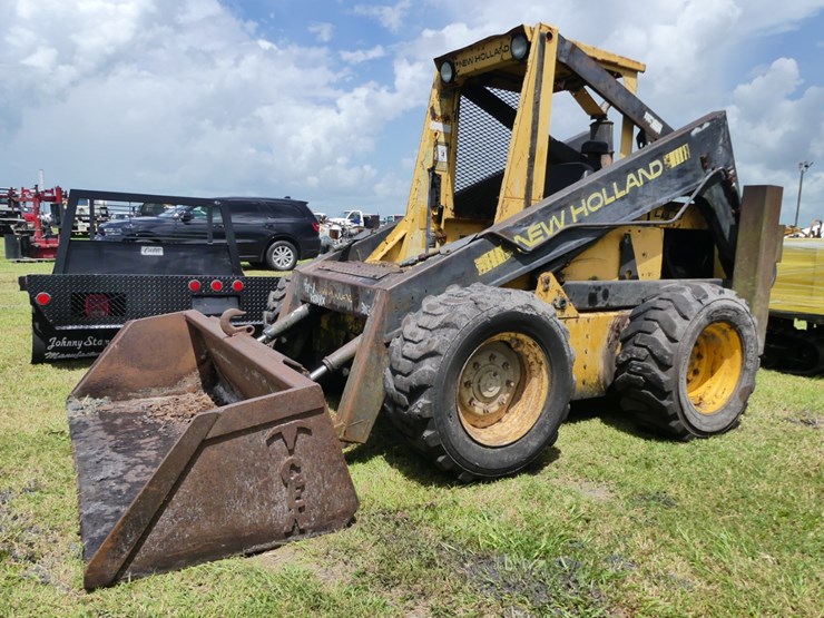 new-holland-l785-image-1