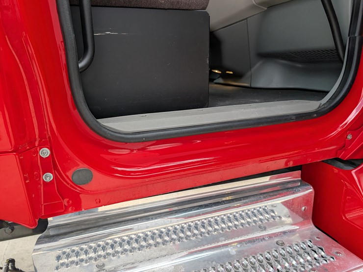 2018-peterbilt-day-cab-semi-image-117