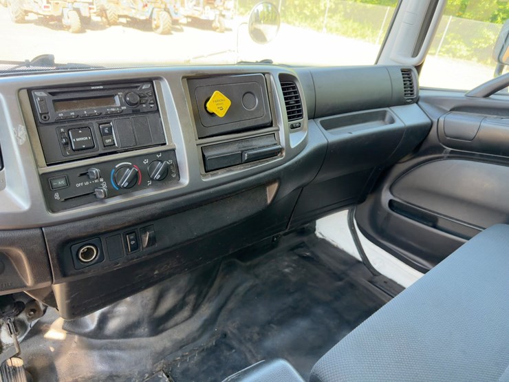 2019-hino-268-image-19