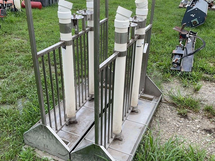 2-nursery-hog-feeders-with-pitch-fork-image-4