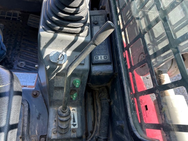 2011-takeuchi-tl250-image-23