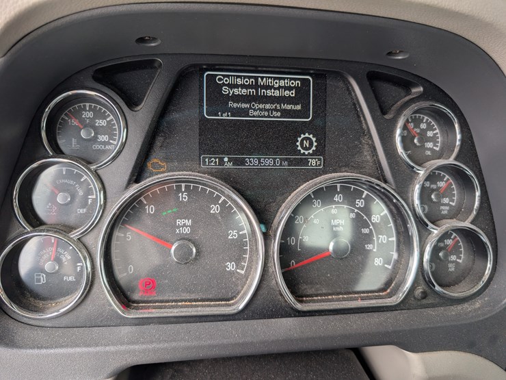 2018-peterbilt-day-cab-semi-image-113